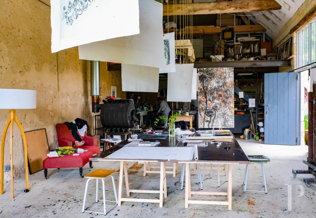A artists' house with a cluster of small houses on the way to Le Mans - photo  n°11